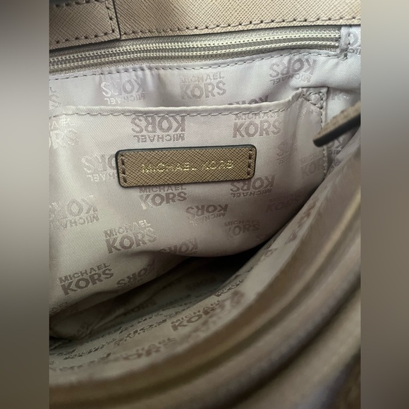 Authentic Michael Kors Leather Handbag in Tan- Size Medium - Picture 12 of 16